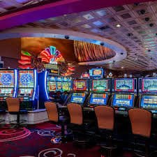 phlucky game lobby showing slots and live casino options